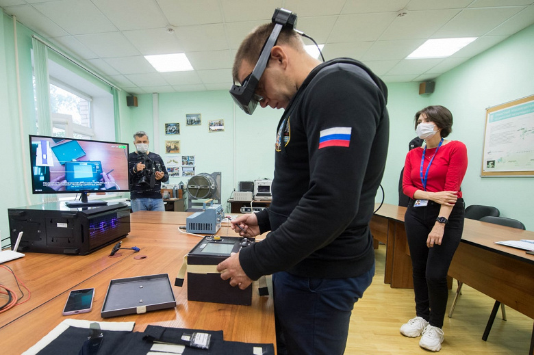 «Роскосмос» протестировал очки дополненной реальности для космонавтов
